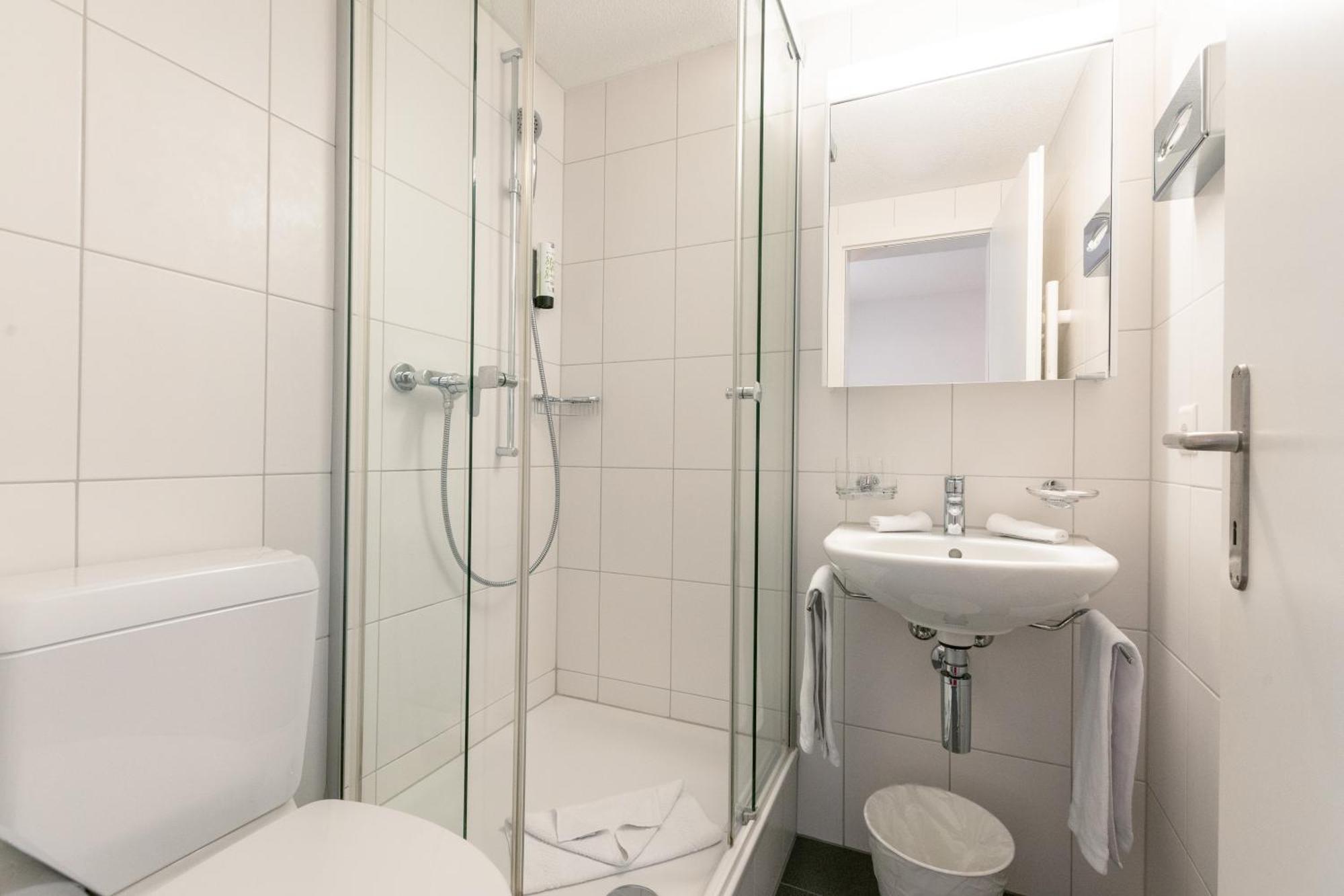Hotel Kreuz Leissigen Екстериор снимка