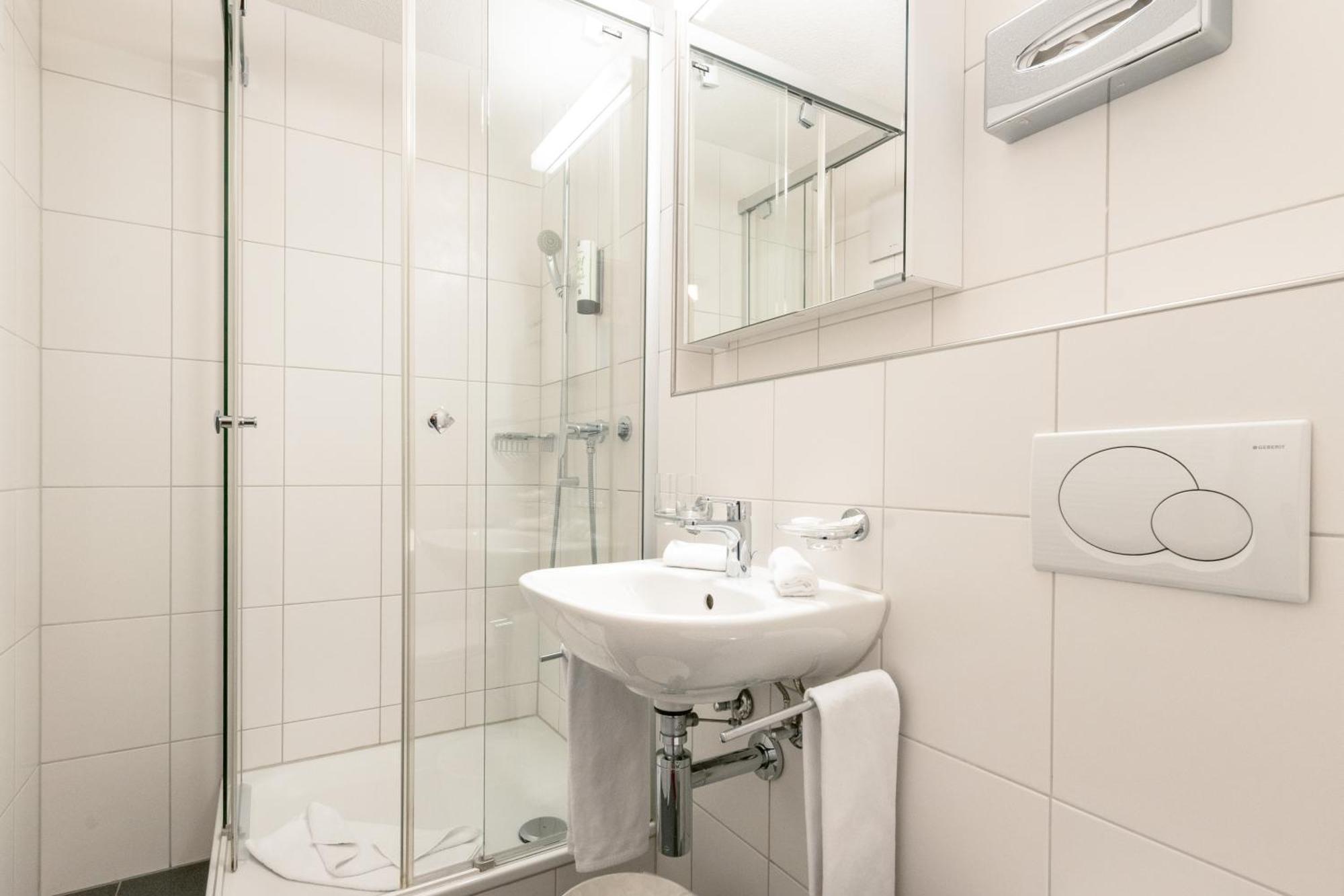 Hotel Kreuz Leissigen Екстериор снимка